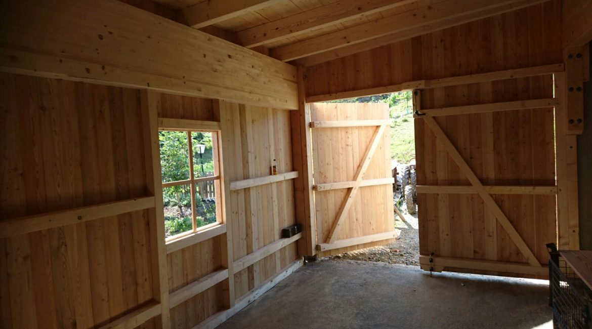 Wirtschaftsgebäude in Holzriegelbauweise mit sib. Lärchen Deckleistenschalung2